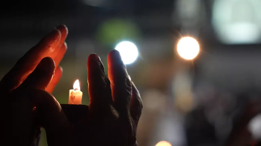 Vela_utilizada_na_procissao_luminosa_-_Missoes_em_Ervalia-469263