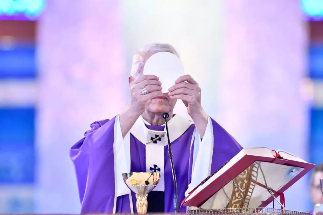 dom_orlando_durante_consagracao_na_missa_erguendo_a_hostia_durante_o_tempo_quaresmal-311053_1413-939-0-0