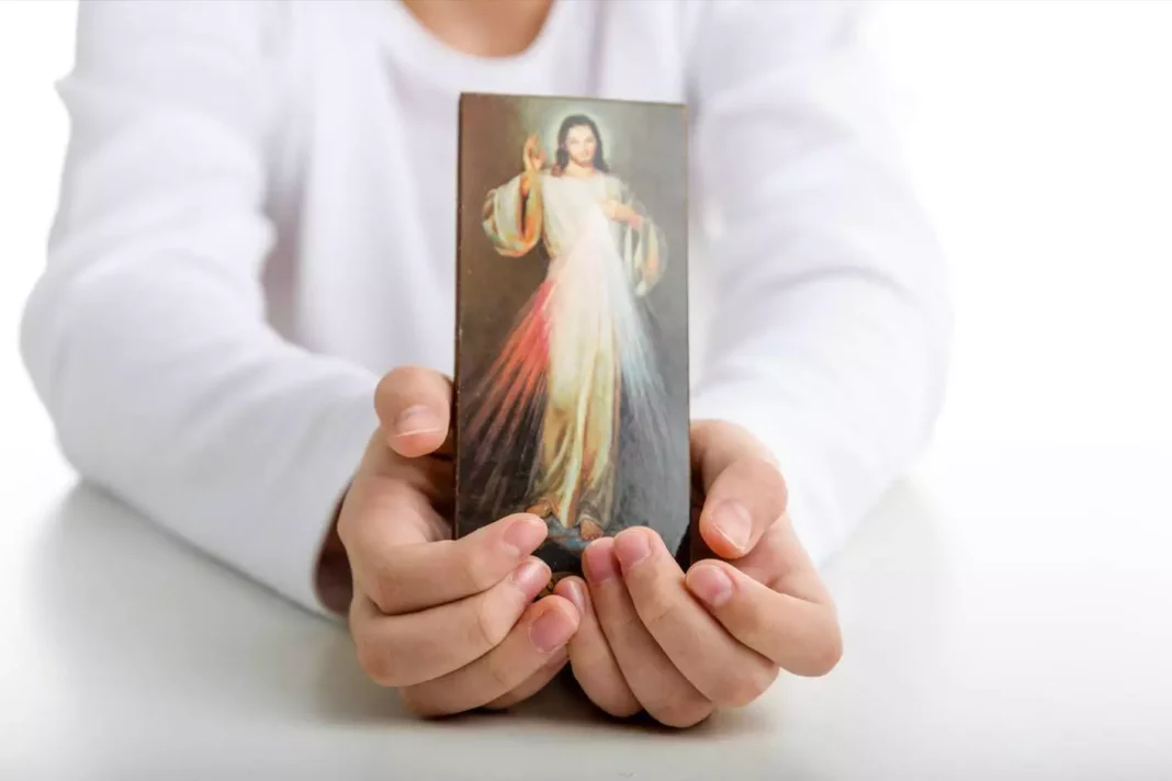 pessoa_segura_quadrinho_de_jesus_misericordioso-323525_1413-942-0-0