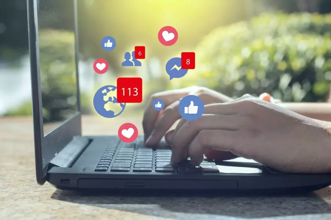 Pessoa_mexendo_no_computador_pessoal-334168_1280-853-0-0