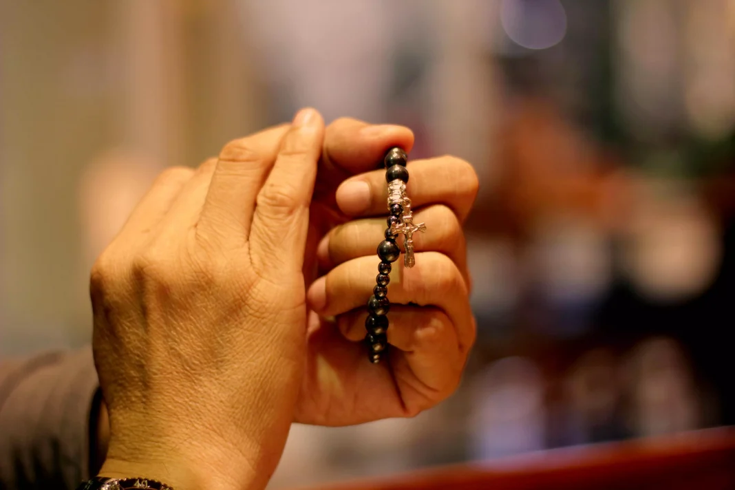 maos_masculinas_com_o_santo_rosario-598496
